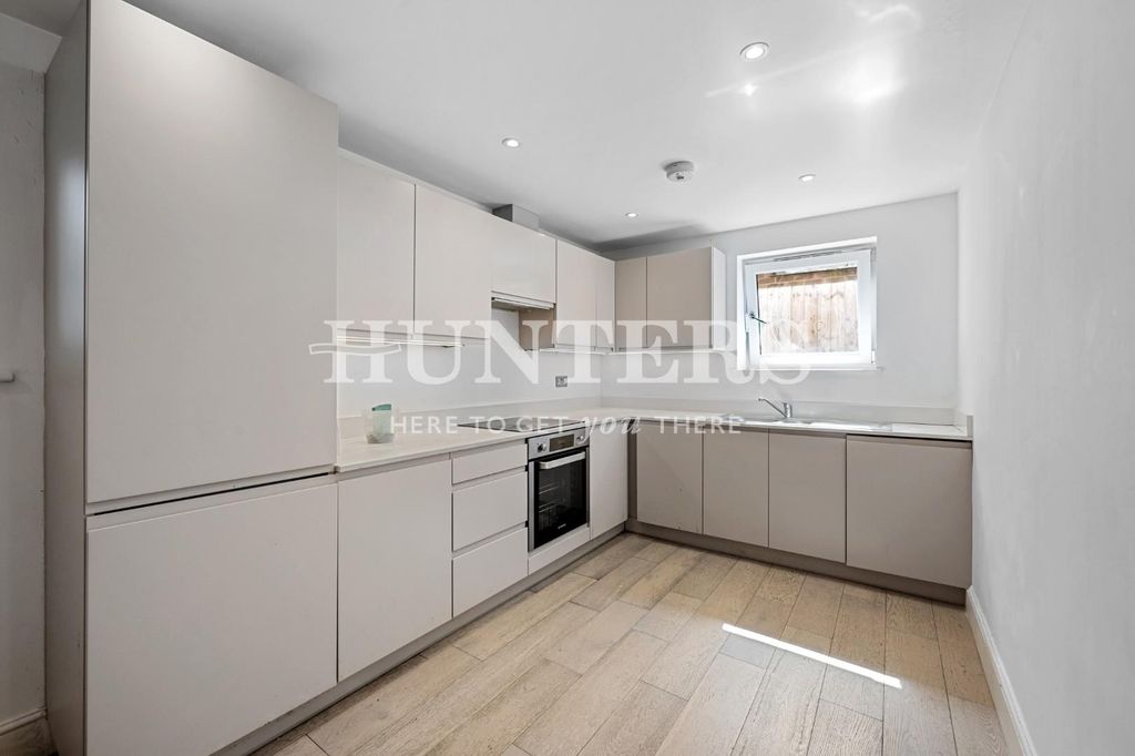 Property photo 3 of 7 Modern Kitchen