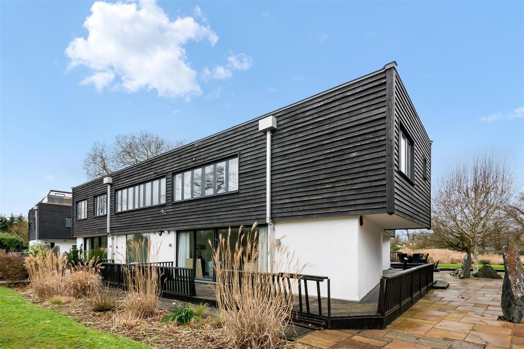 Property photo 2 of 21