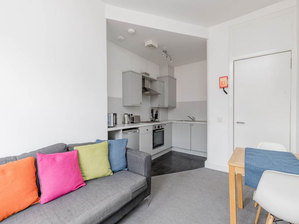 Property photo 3 of 9 78812_Apsleyst-005