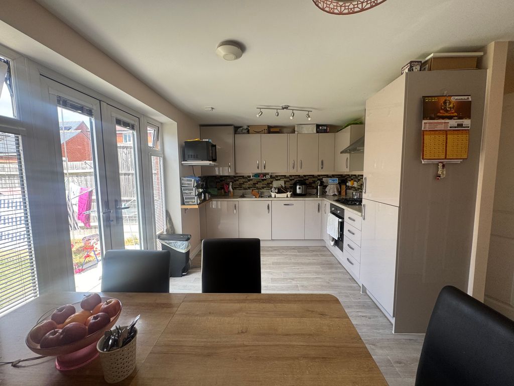 Property photo 3 of 12 Kitchen