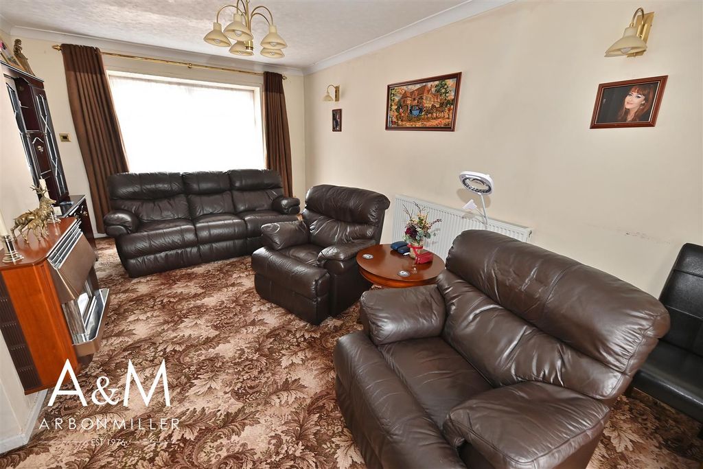 Property photo 3 of 18 Through Lounge