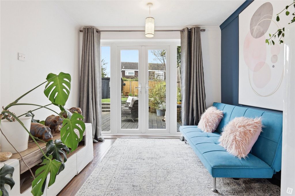 Property photo 3 of 19 Lounge