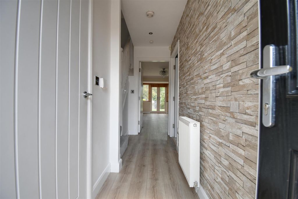 Property photo 3 of 20 Entrance Hallway