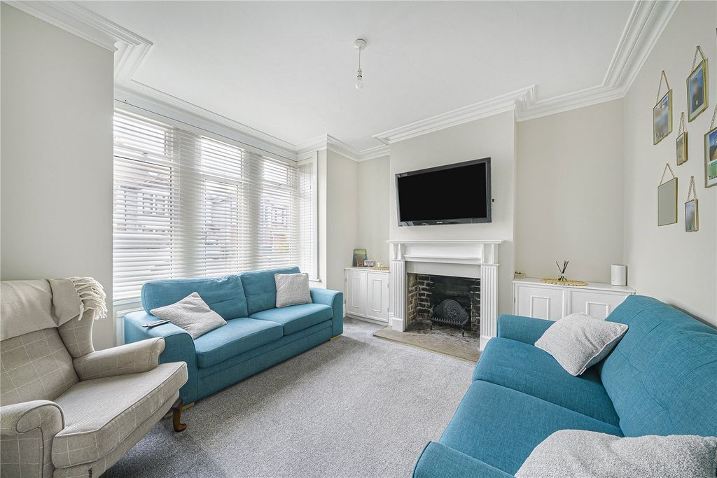 Property photo 2 of 31 Lounge