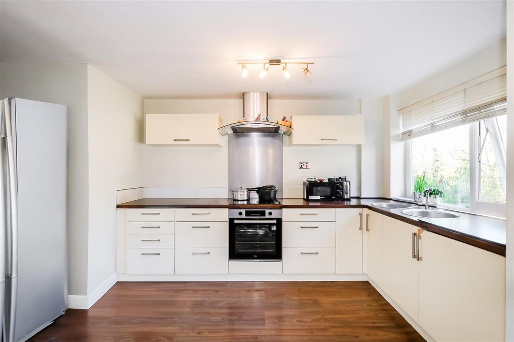 Property photo 2 of 14 34 Queenswood Gardens-10.Jpg