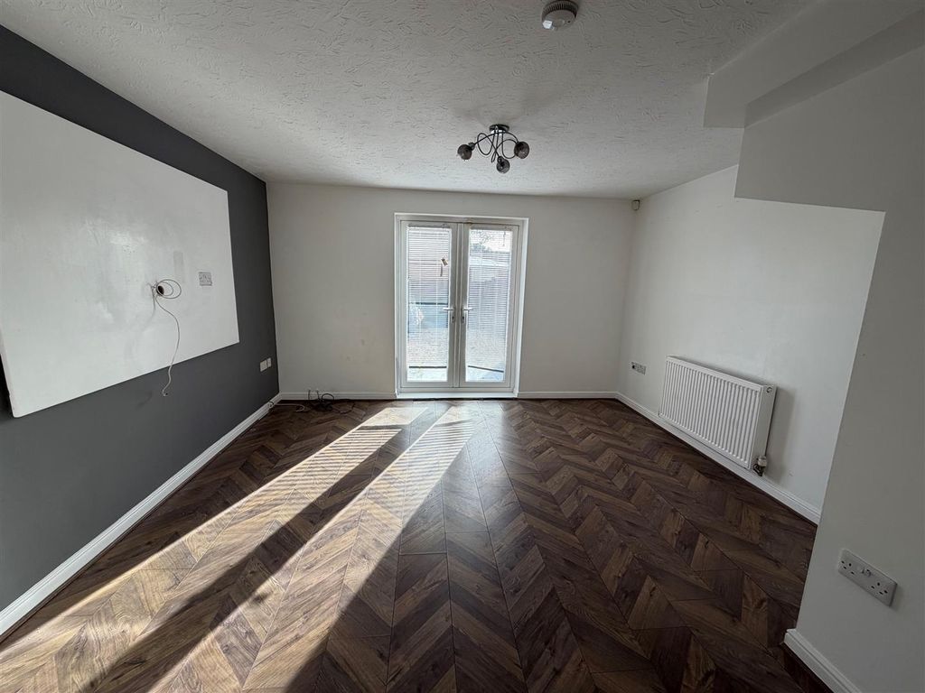 Property photo 2 of 7 Lounge 2026.Jpg