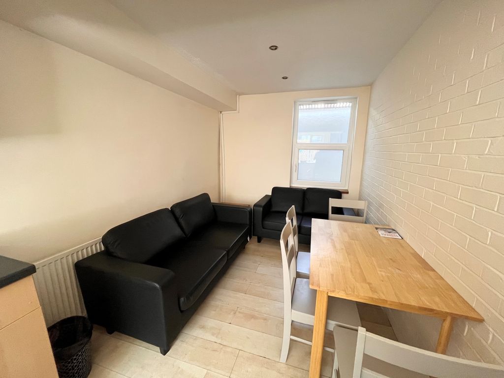 Property photo 3 of 9 Lounge