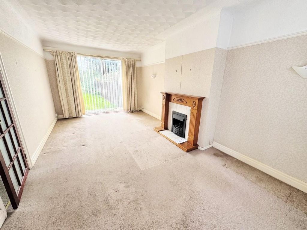 Property photo 3 of 11 Lounge