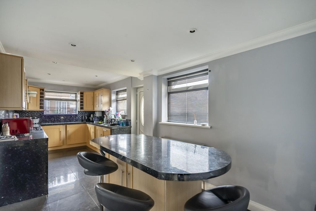 Property photo 3 of 23 Kitchen