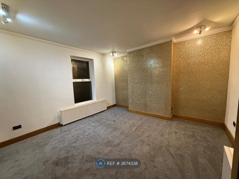 Property photo 2 of 9 Double Bedroom