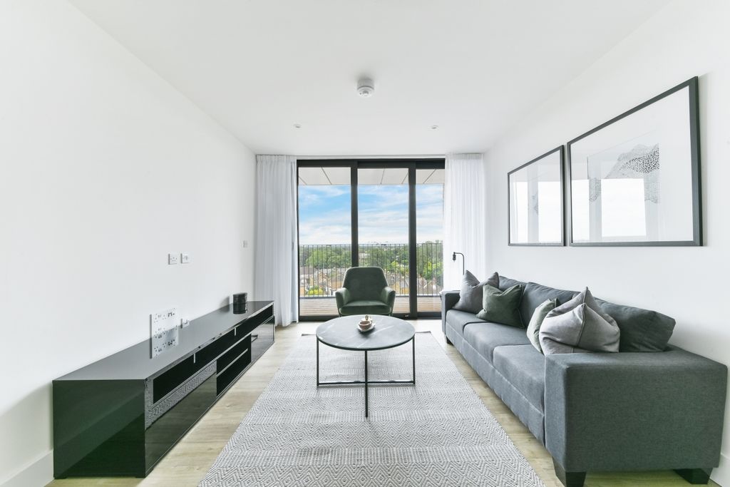 Property photo 1 of 10 Liivng Area - Epsom
