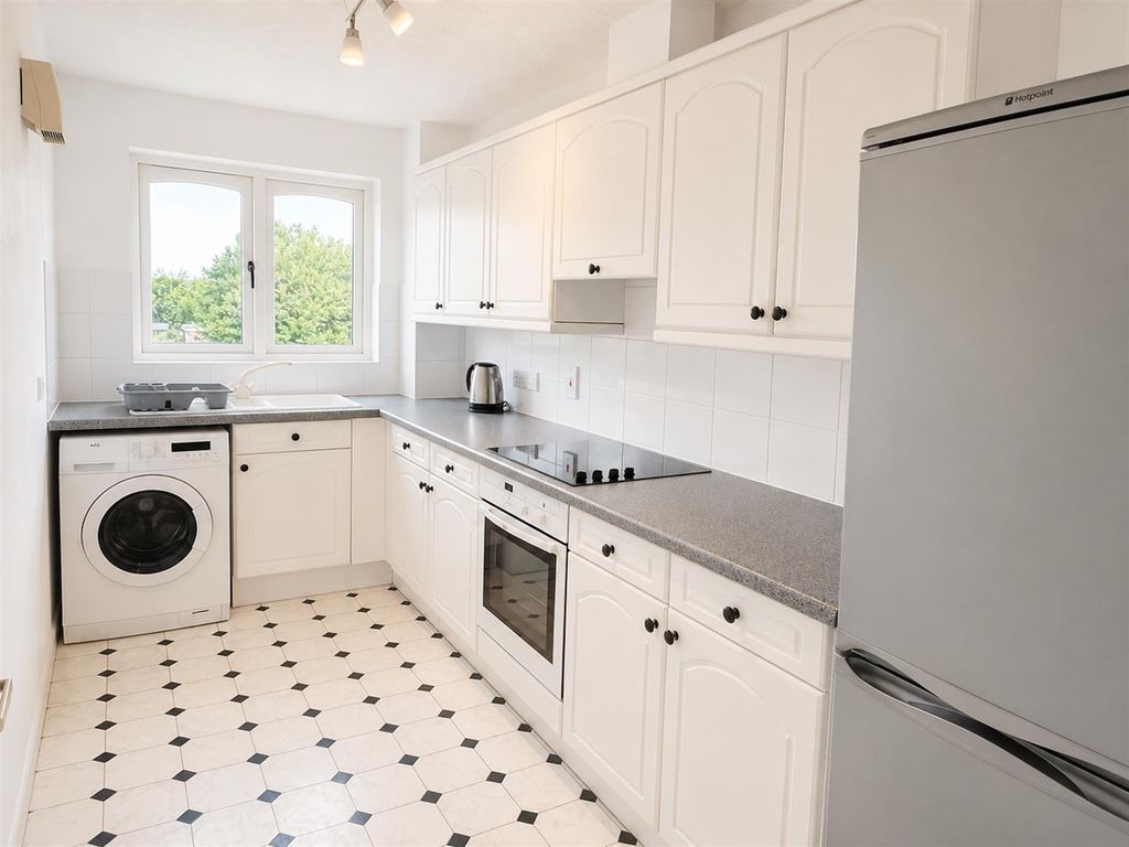 Property photo 3 of 9 Kitchen
