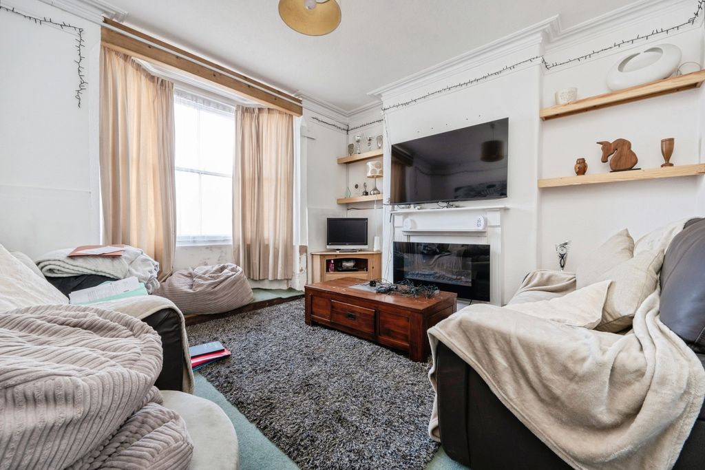 Property photo 2 of 12 Lounge