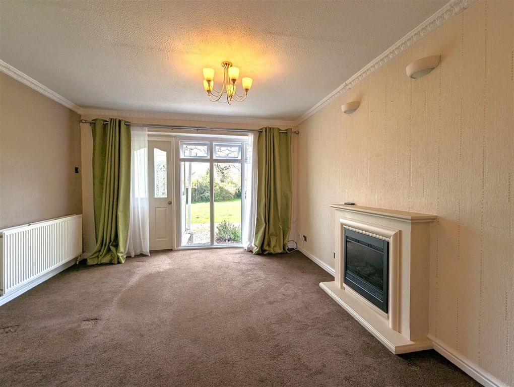 Property photo 2 of 9 Living Room/Dining Room