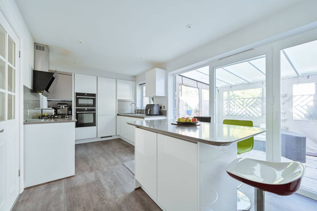 Property photo 2 of 26