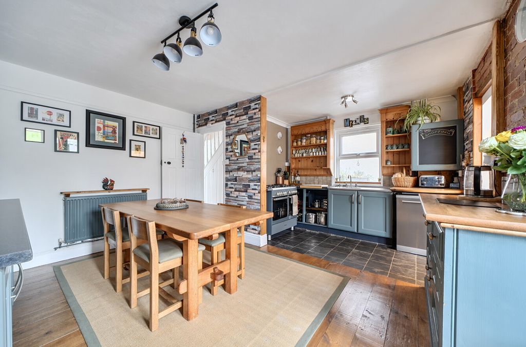 Property photo 3 of 23 1384885-10-692711...