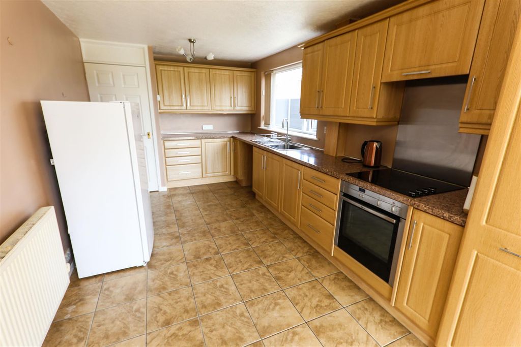 Property photo 3 of 10 Dining Kitchen