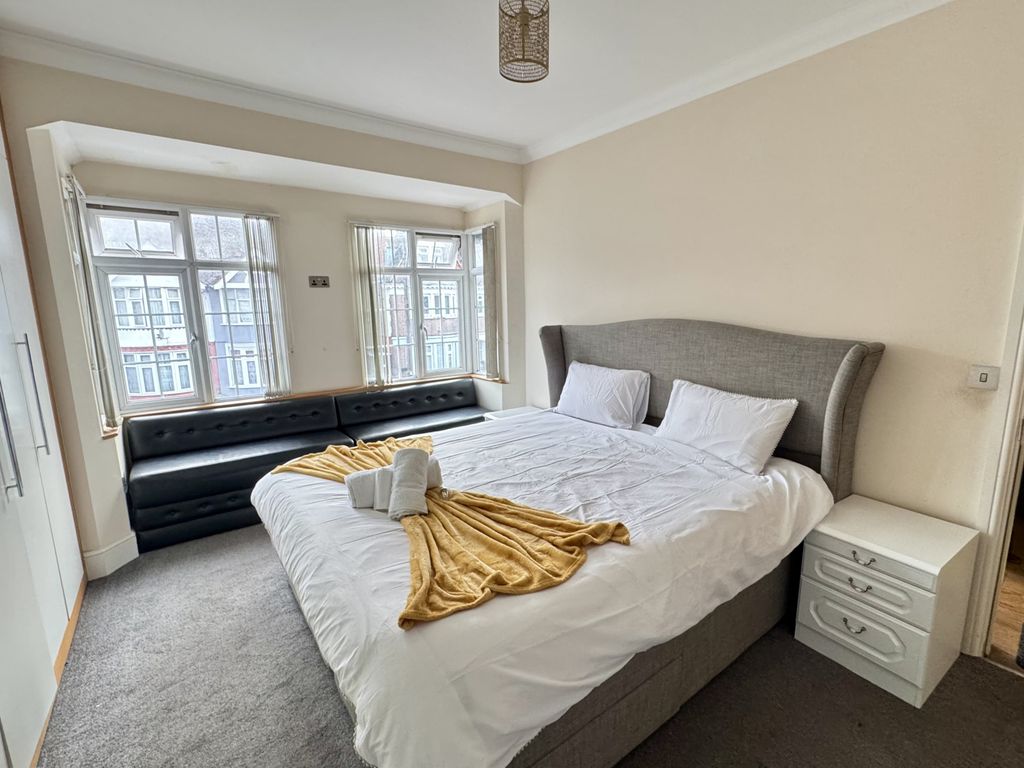 Property photo 3 of 27