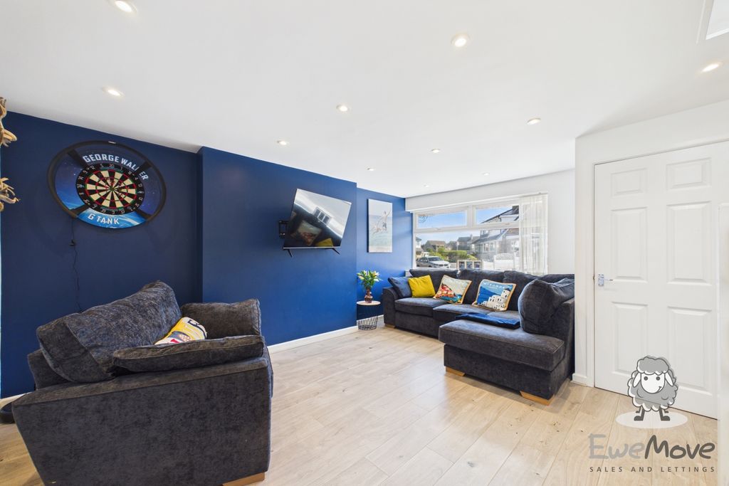 Property photo 2 of 9 18 (11)