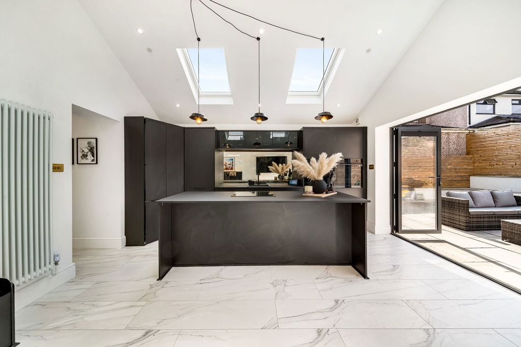 Property photo 3 of 37