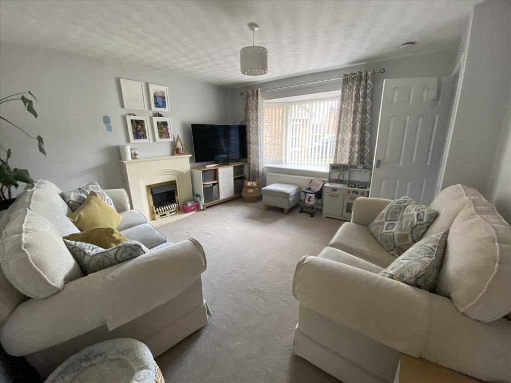 Property photo 2 of 11 Lounge: