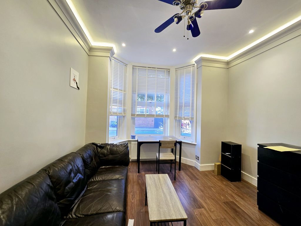 Property photo 1 of 6 Nelsons Are Proud To Present A Stunning First Floor Victorian Conversion Flat Located Within Minutes Walk To Borough And London Bridge Stations.