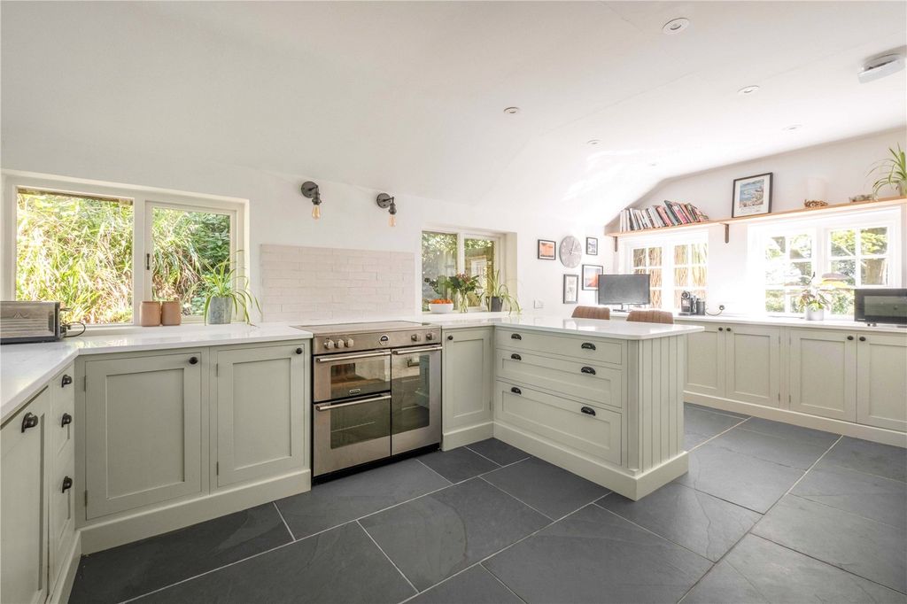 Property photo 3 of 19 Kitchen