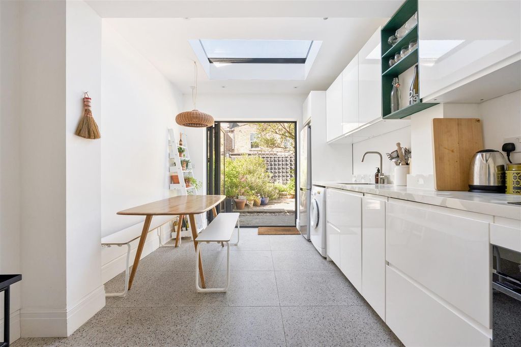 Property photo 3 of 27 Coppermill Lane, E17