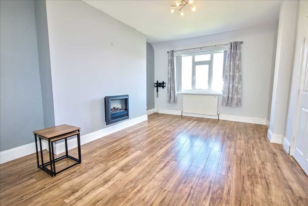 Property photo 3 of 11 Lounge