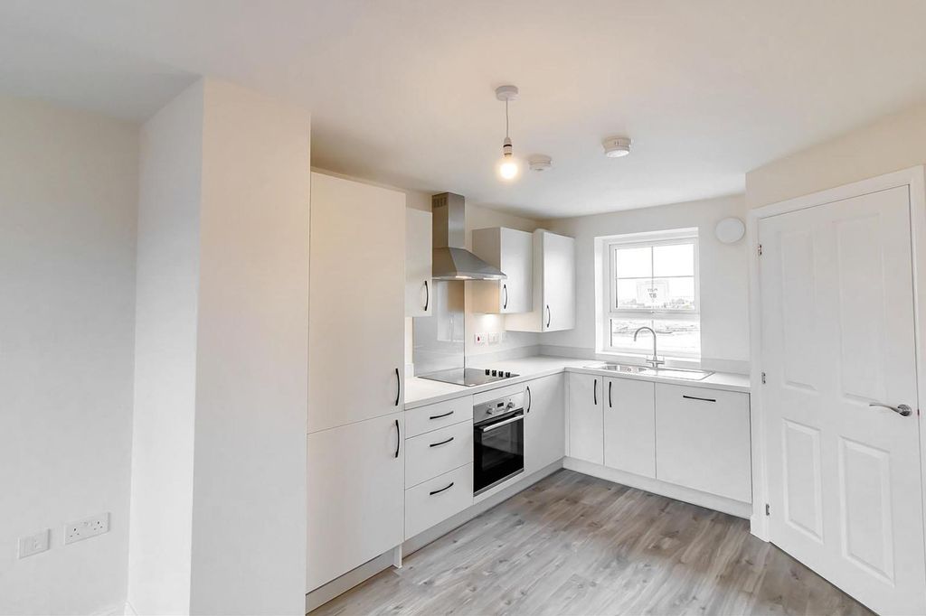 Property photo 3 of 18 Kitchen