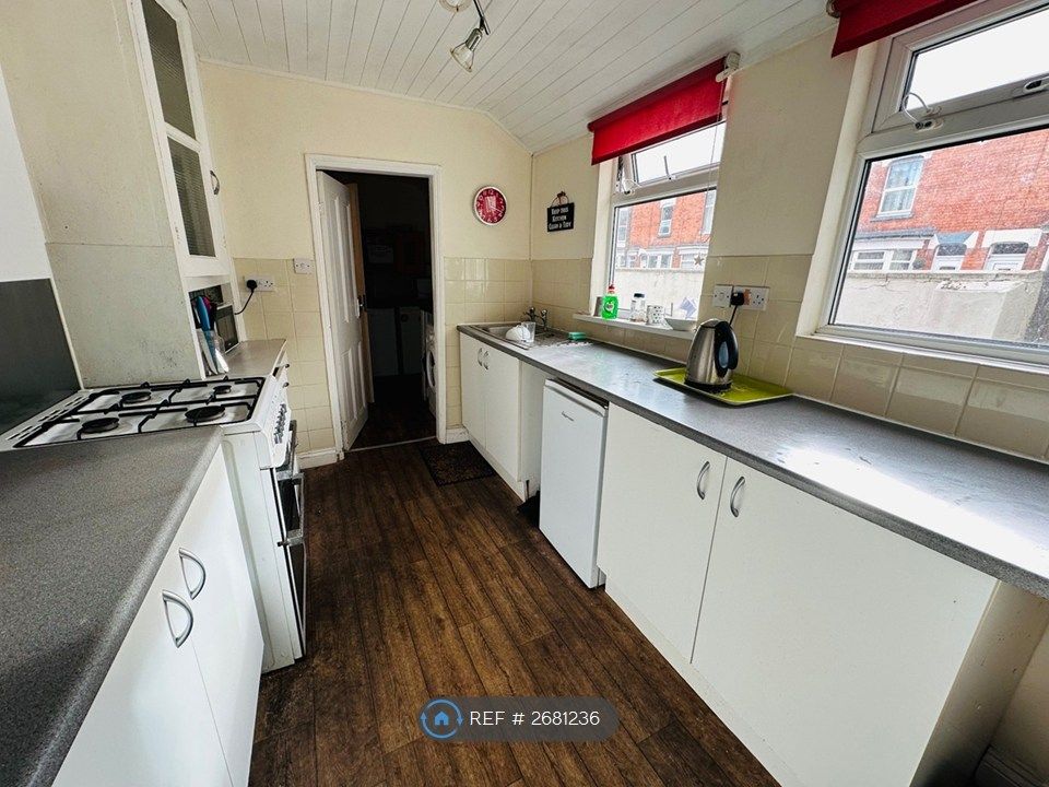 Property photo 3 of 7 Kitchen