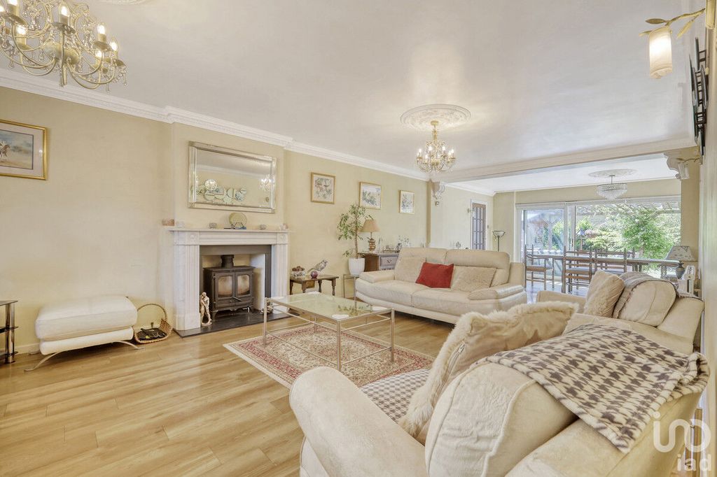 Property photo 2 of 33