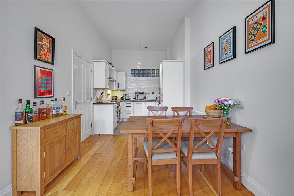 Property photo 2 of 8 81300 Vm Nhh 16 Shortcroft Mead Court Nw10 1Bf_944