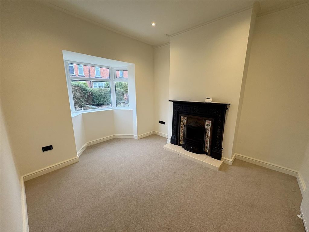 Property photo 2 of 18 Lounge