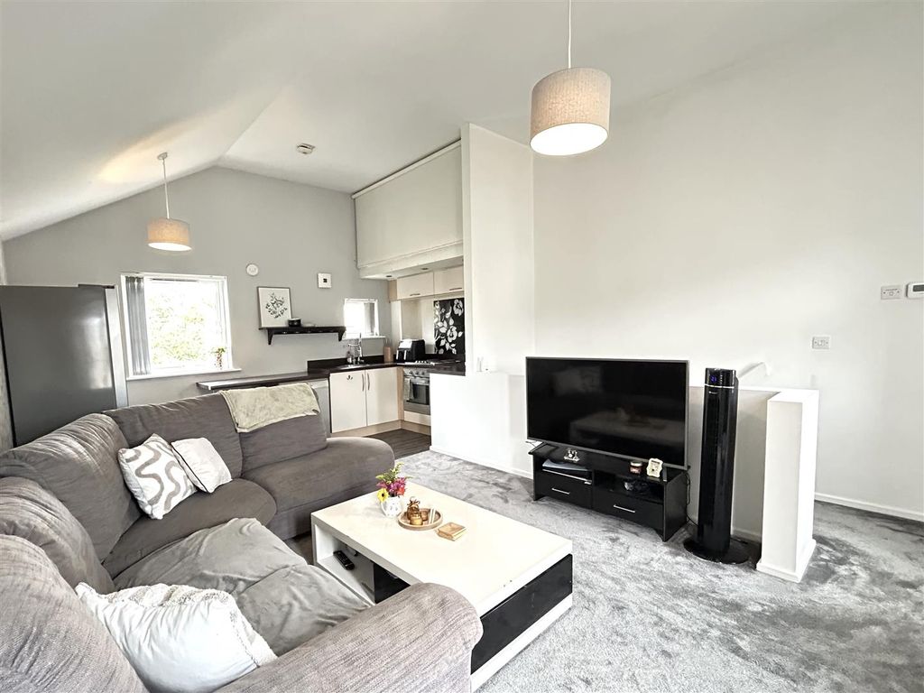 Property photo 3 of 11 Lounge