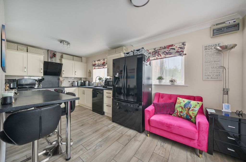 Property photo 3 of 26 1331872-2-6888B3Fae5600