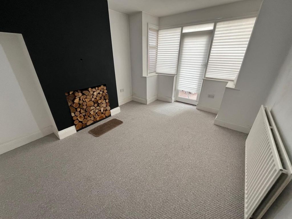 Property photo 2 of 13 323F06E2-d563-471d-89dc-649d927B7c04.Jpg