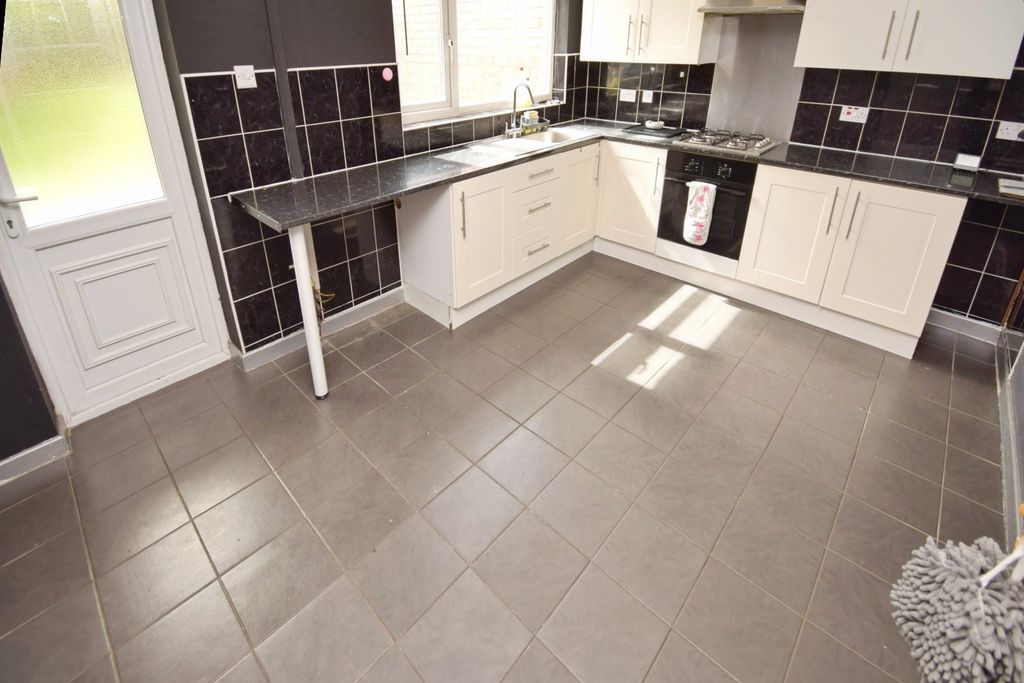 Property photo 3 of 16 Kitchen