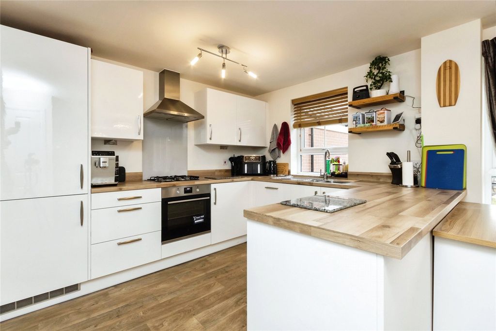 Property photo 3 of 17 Kitchen