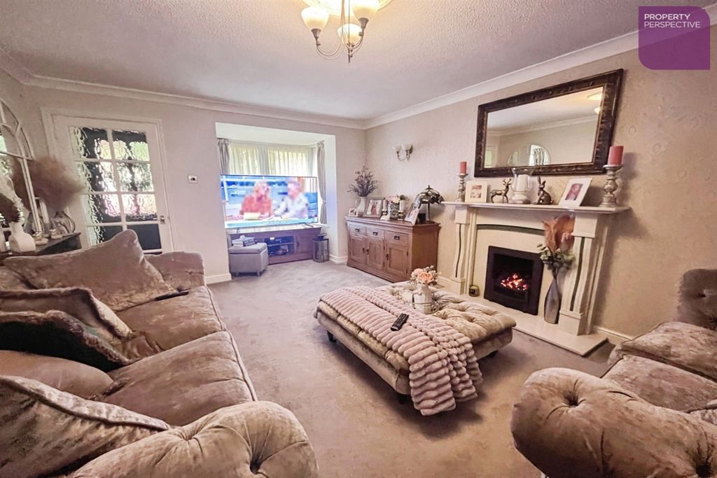Property photo 3 of 13 Lounge