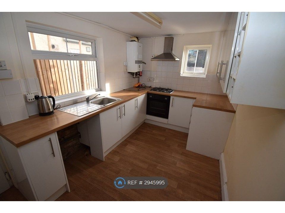 Property photo 3 of 8 Kitchen