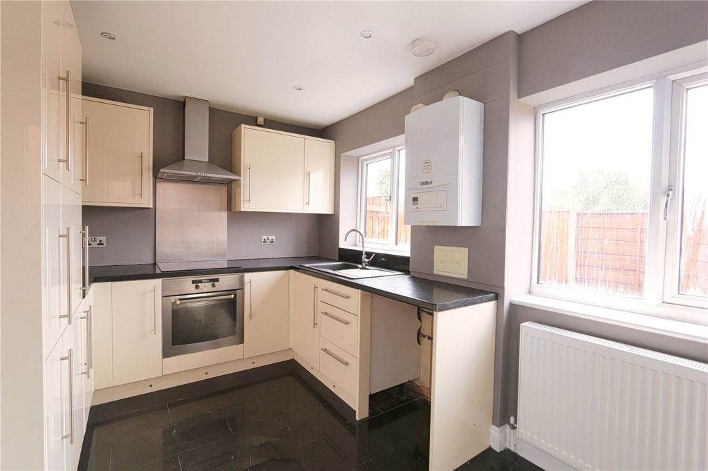 Property photo 3 of 9 Kitchen