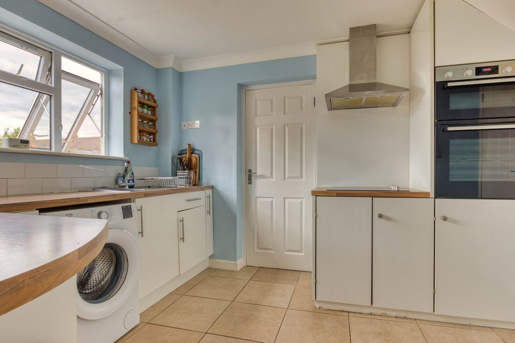 Property photo 3 of 19 Ewemove Taunton St Albans Place (7)