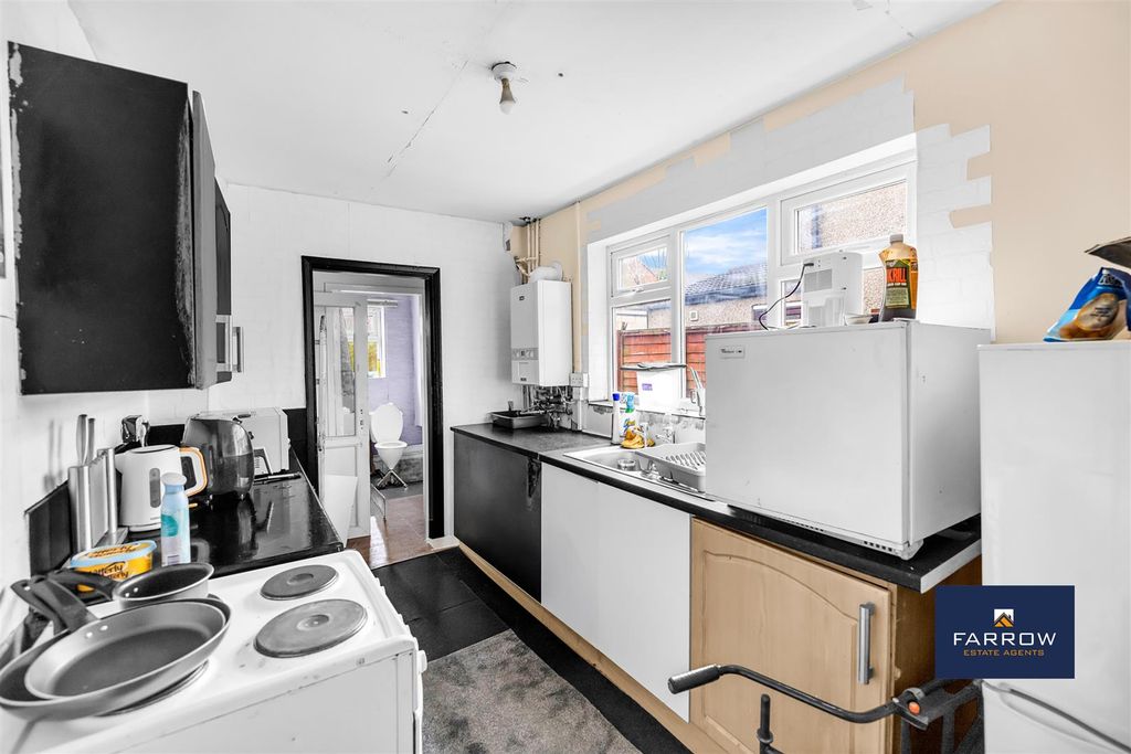 Property photo 3 of 16 Kitchen