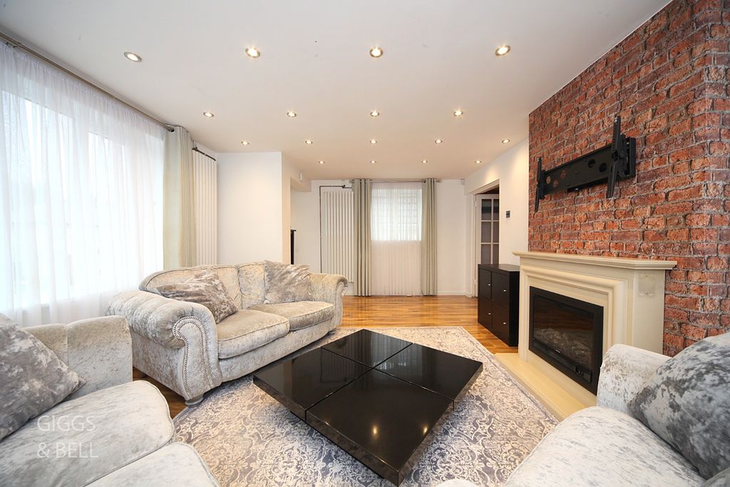 Property photo 3 of 25 4836893