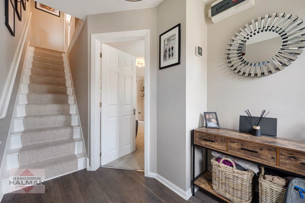 Property photo 2 of 20 Entrance Hallway