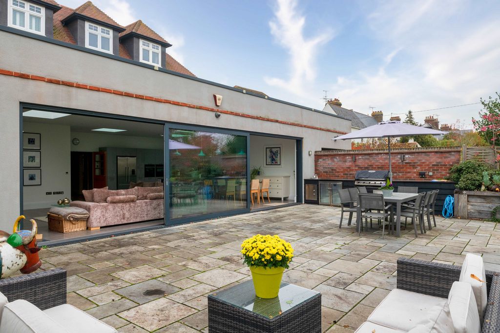 Property photo 2 of 21