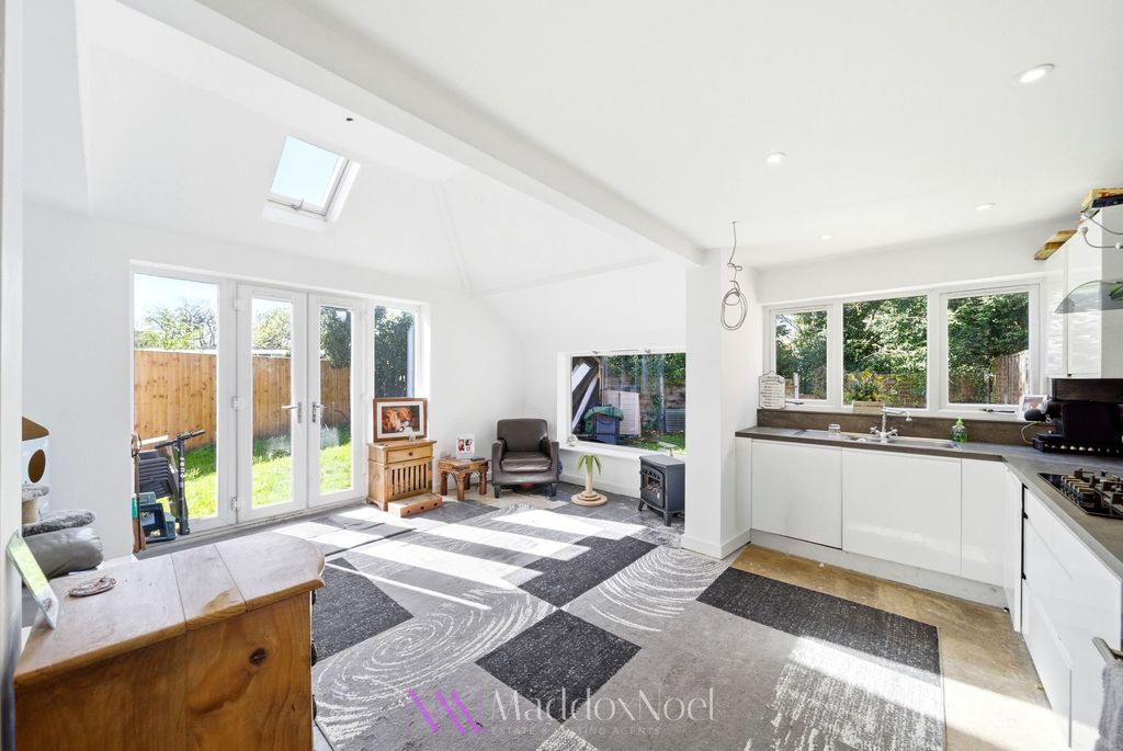 Property photo 2 of 27