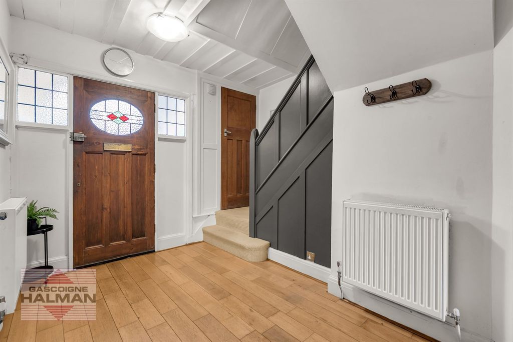 Property photo 3 of 23 Entrance Hallway