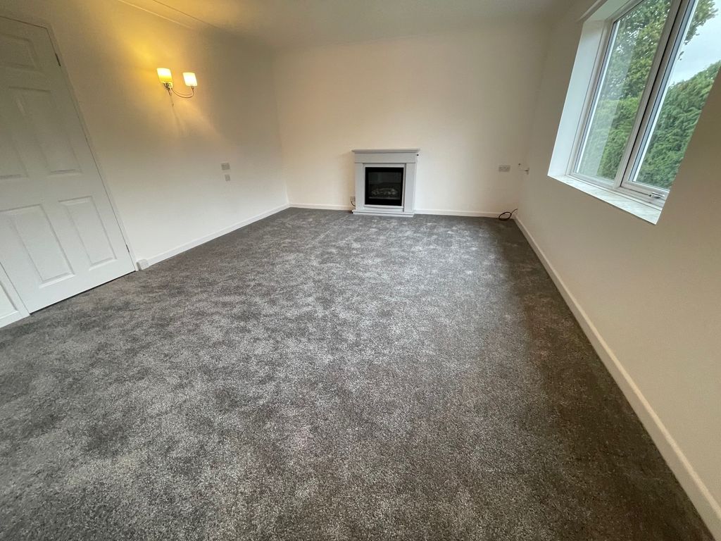 Property photo 3 of 17 Living Room